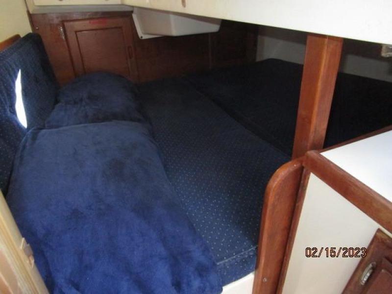 28' Catalina master stateroom1