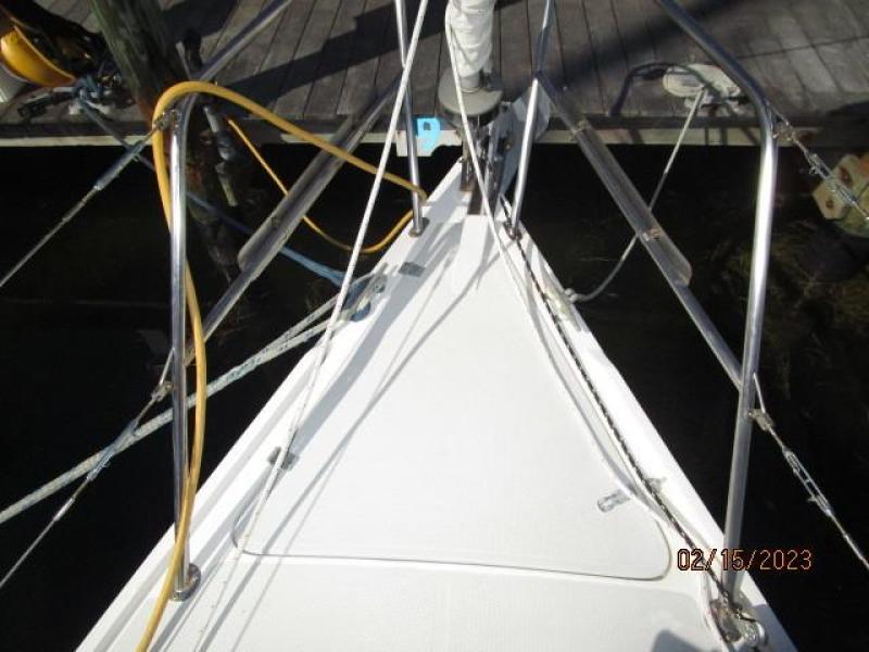 28' Catalina anchor chain locker closed