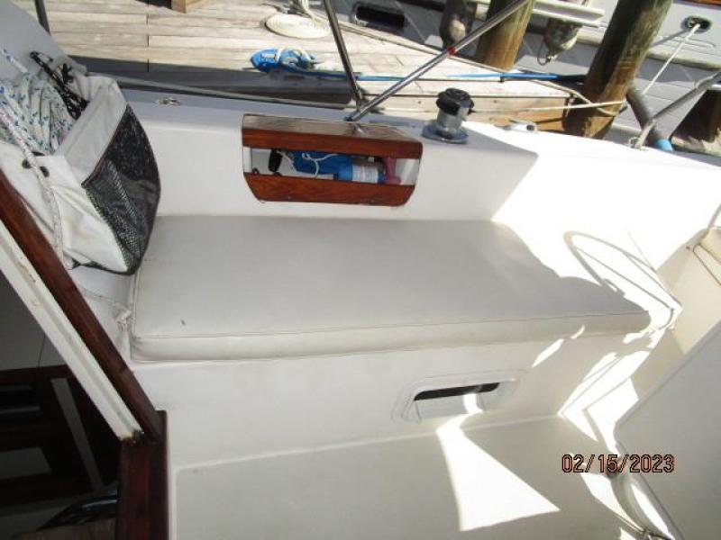 28' Catalina cockpit starboard seating