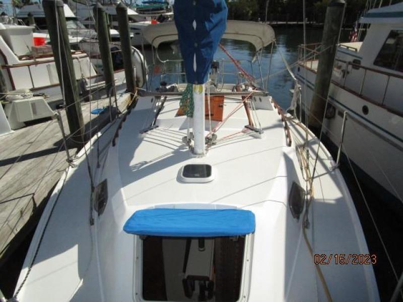 28' Catalina foredeck aft