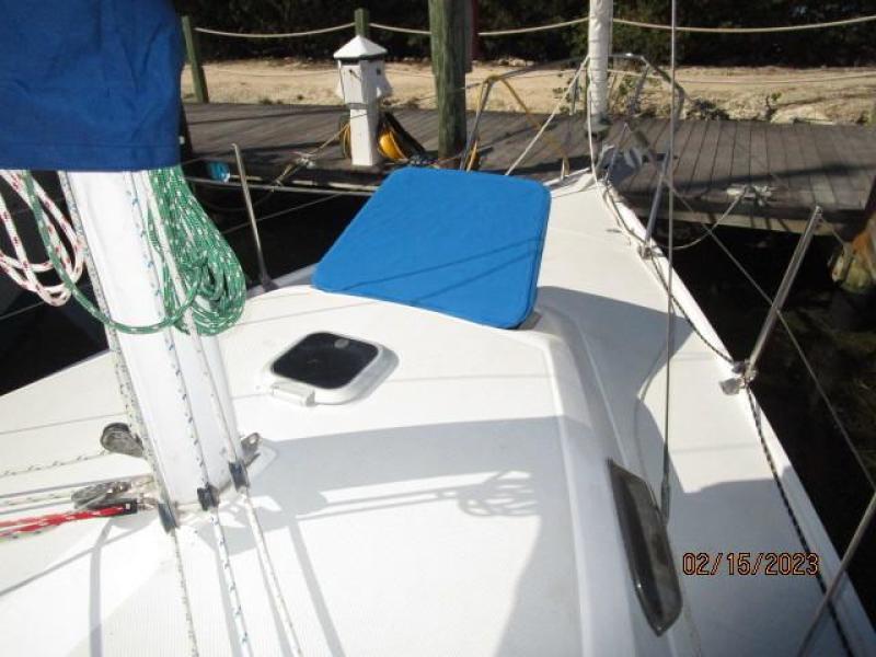 28' Catalina foredeck2