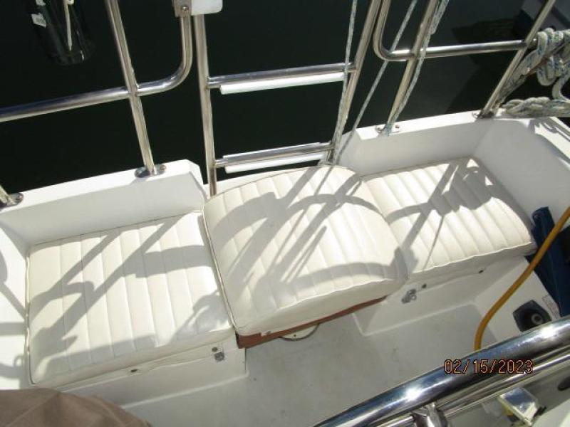 28' Catalina cockpit aft seating2