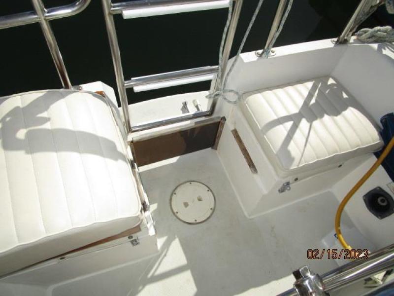 28' Catalina cockpit aft seating1