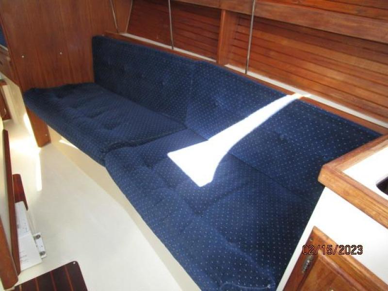 28' Catalina salon starboard seating