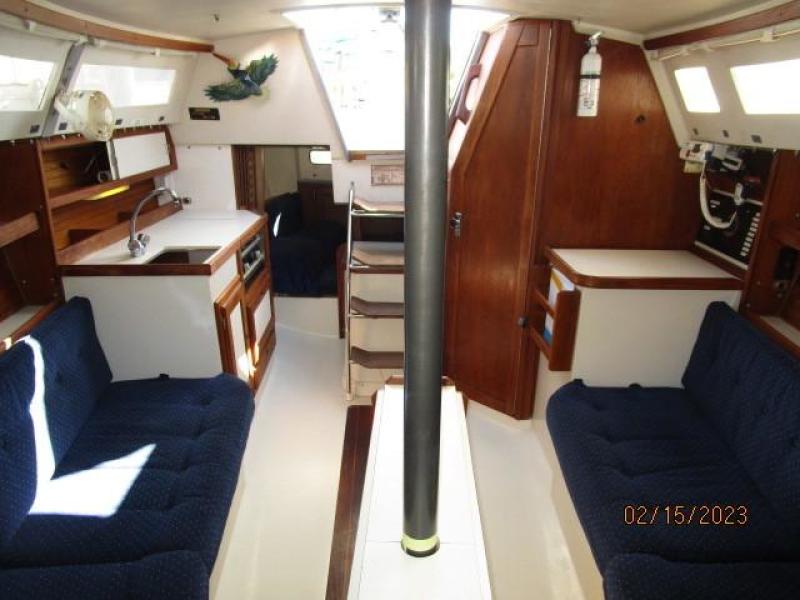 28' Catalina salon aft