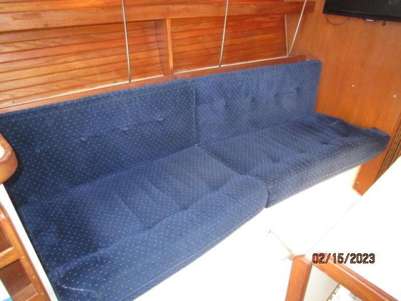 28' Catalina salon port seating