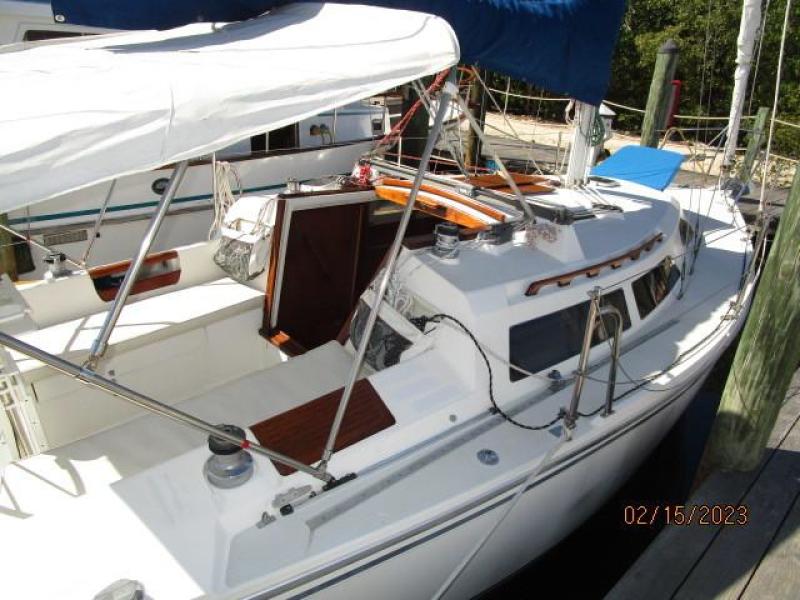 28' Catalina starboard aft profile