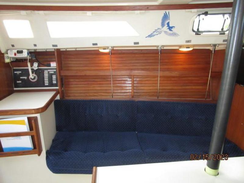 28' Catalina salon port