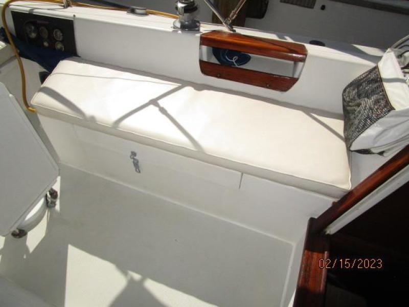 28' Catalina cockpit port seating