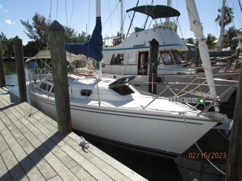 28' Catalina starboard forward profile