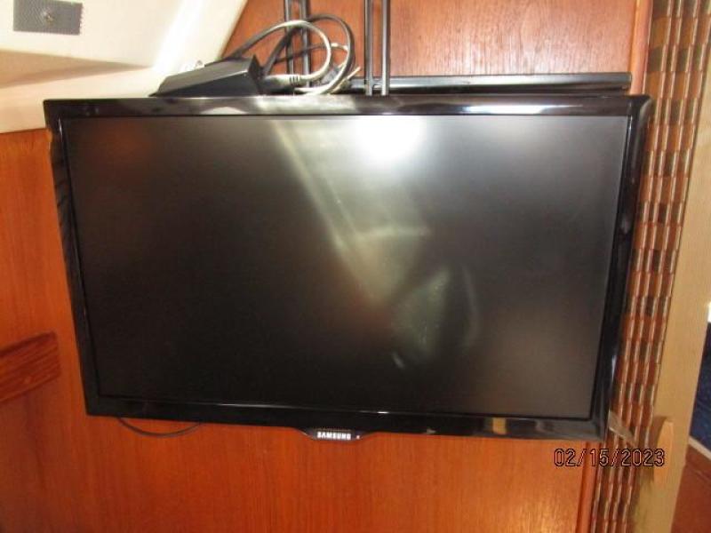28' Catalina salon TV
