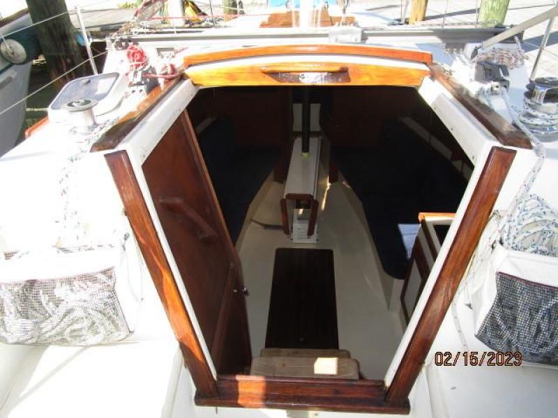 28' Catalina companionway