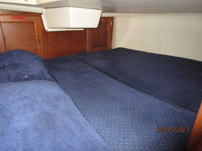28' Catalina master stateroom2