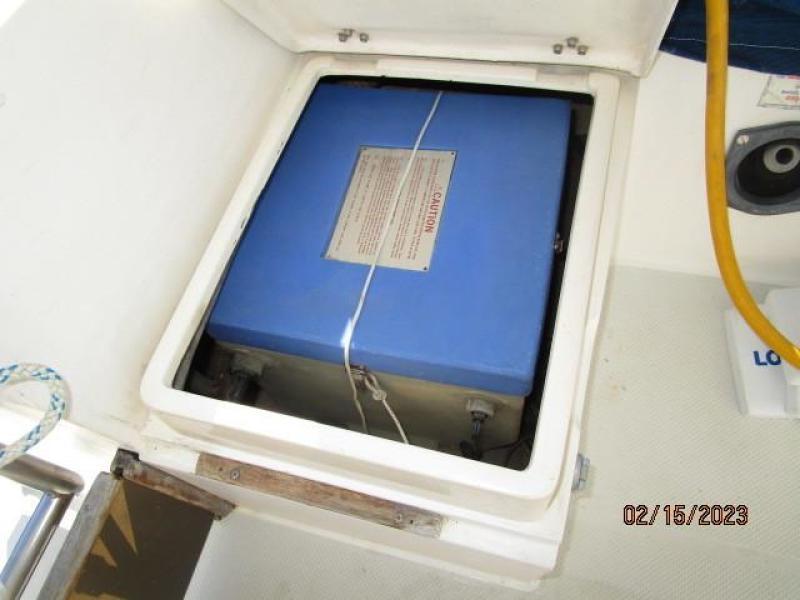 28' Catalina porpane locker