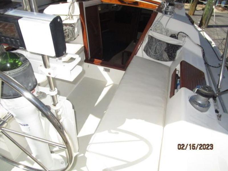 28' Catalina cockpit forward1