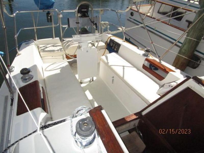 28' Catalina cockpit2
