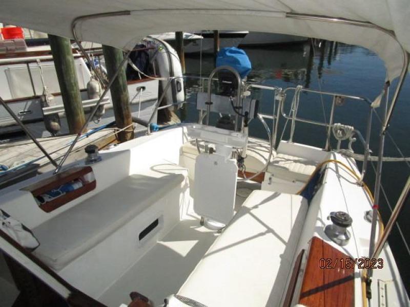 28' Catalina cockpit1