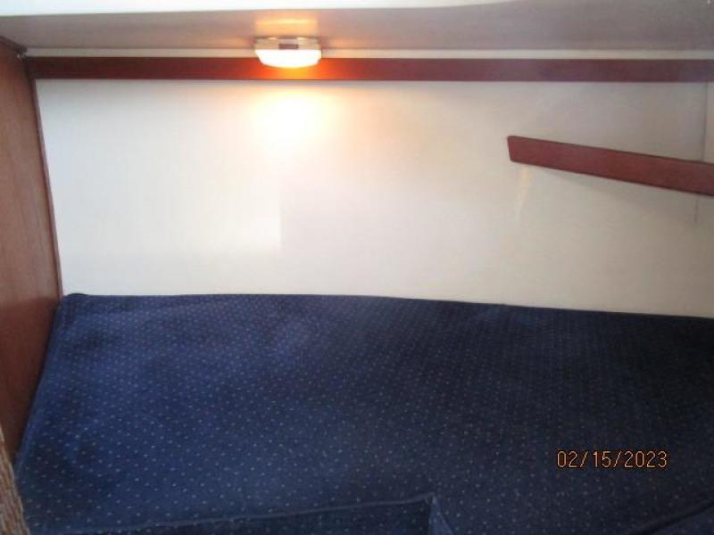 28' Catalina guest stateroom port