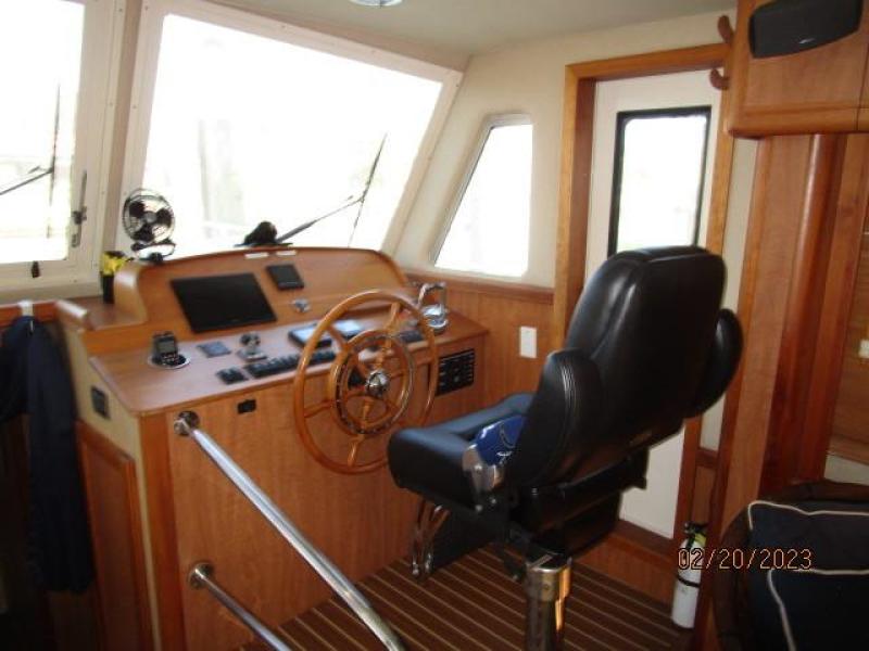 43' Mainship lower helm1