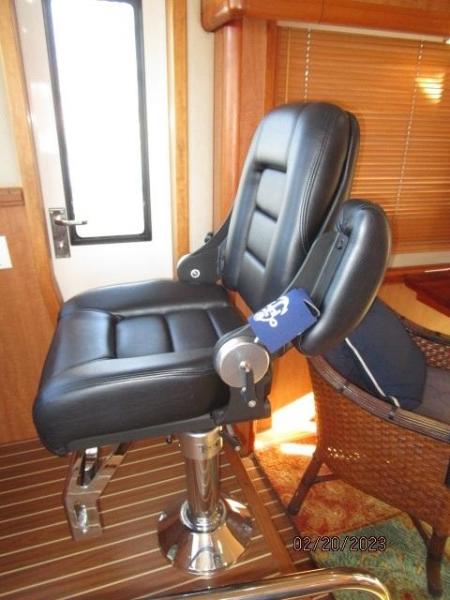 43' Mainship lower helm helmseats