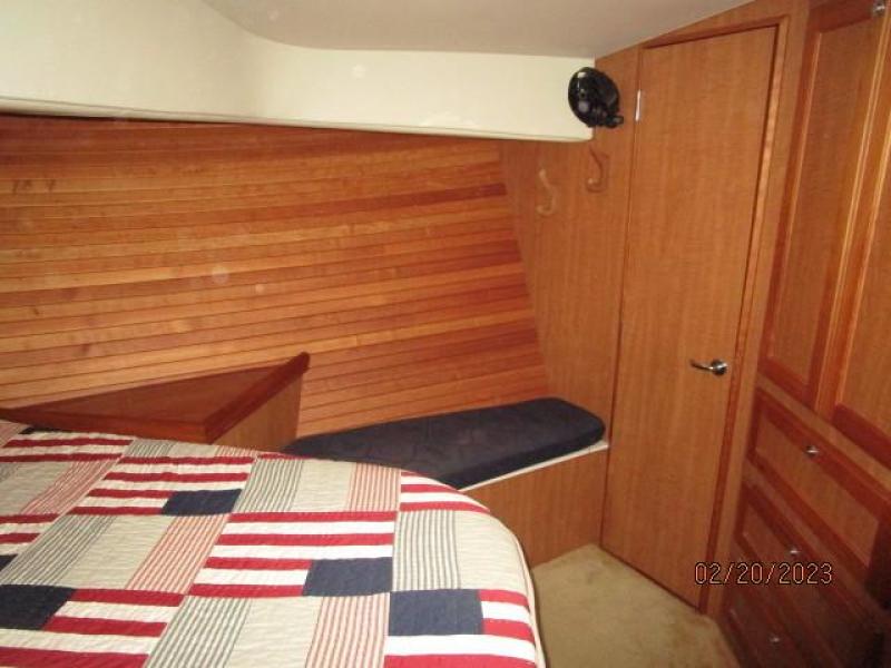 43' Mainship master stateroom starboard