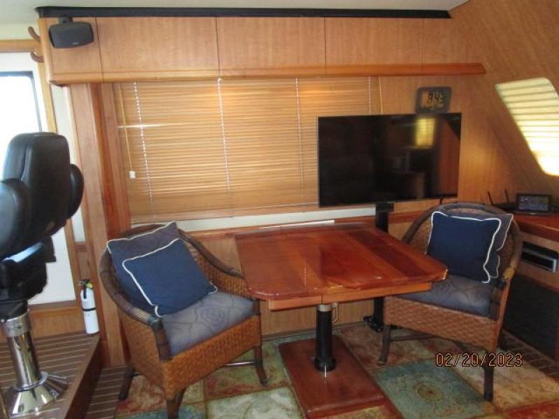 43' Mainship salon starboard