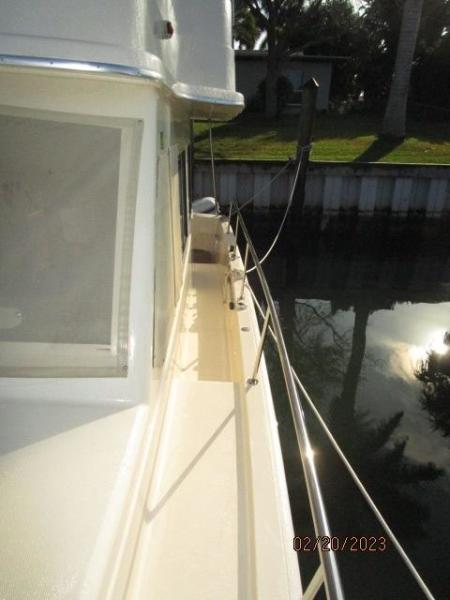 43' Mainship port side deck2
