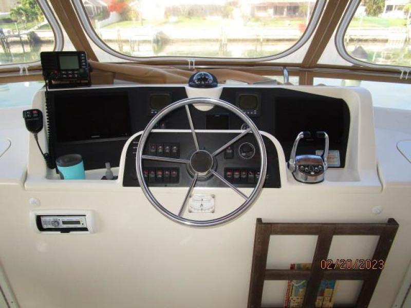 43' Mainship flybridge helm