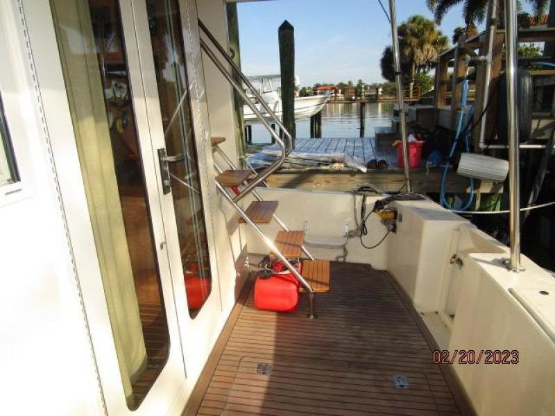 43' Mainship aftdeck starboard
