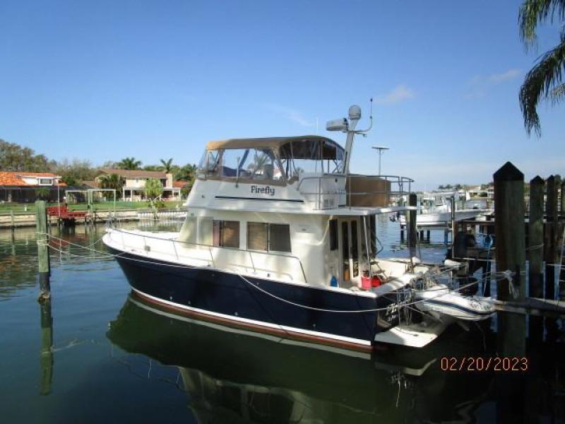 43' Mainship port aft profile