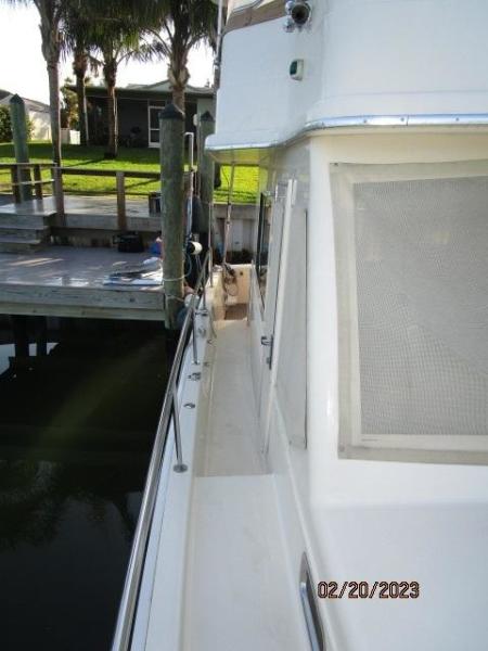 43' Mainship starboard side deck2