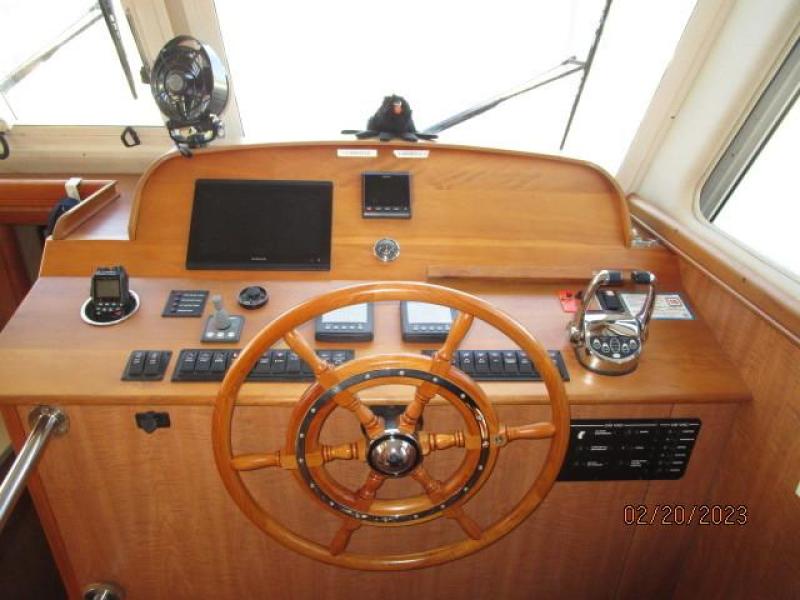 43' Mainship lower helm2