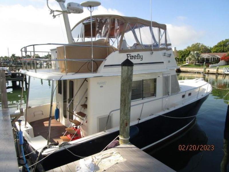 43' Mainship starboard aft profile