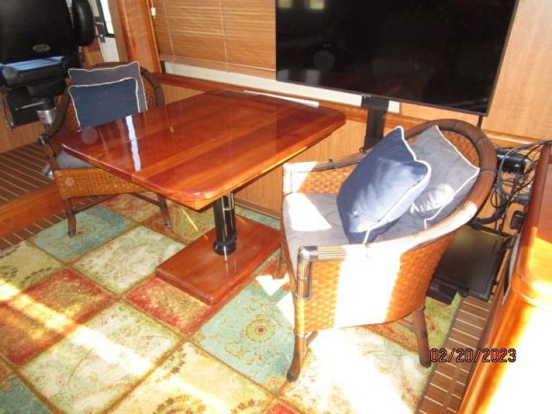 43' Mainship salon starboard seating