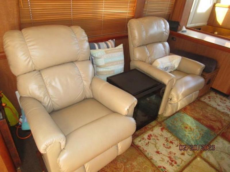43' Mainship salon port seating