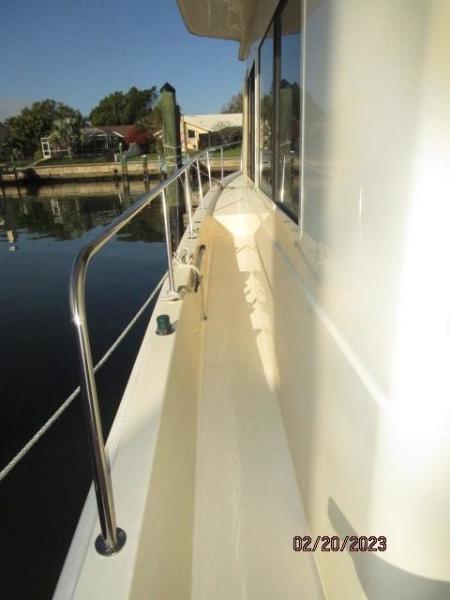 43' Mainship port side deck1