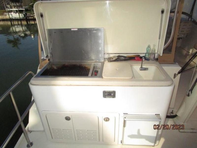 43' Mainship flybridge Summer kitchen