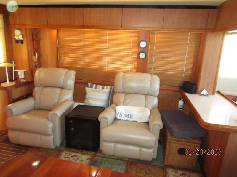 43' Mainship salon port