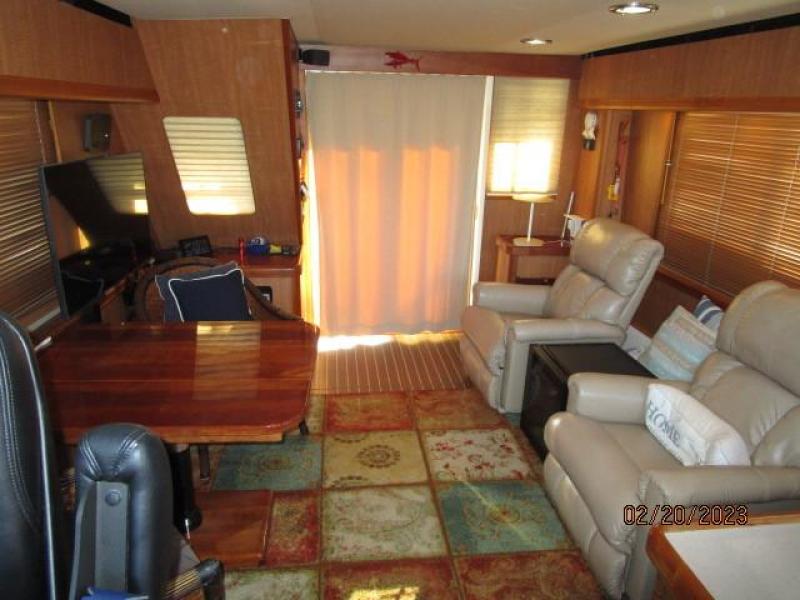 43' Mainship salon aft