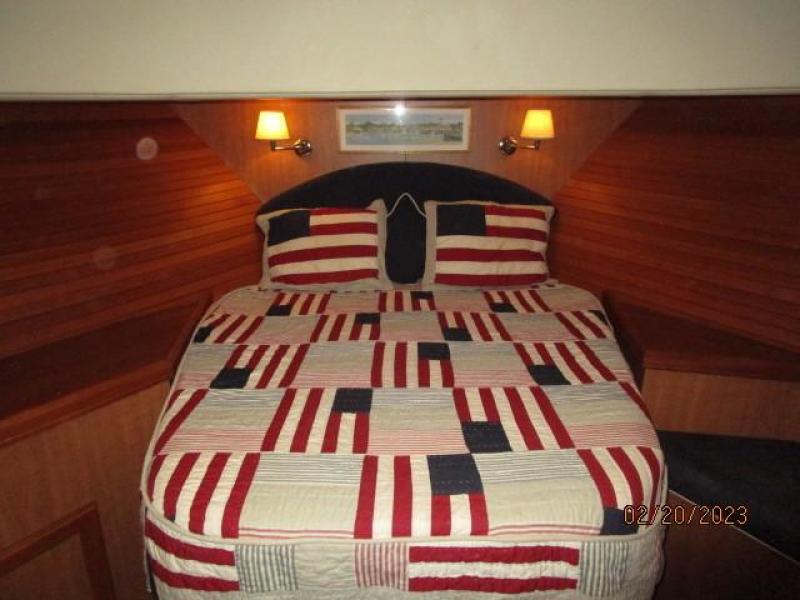 43' Mainship master stateroom