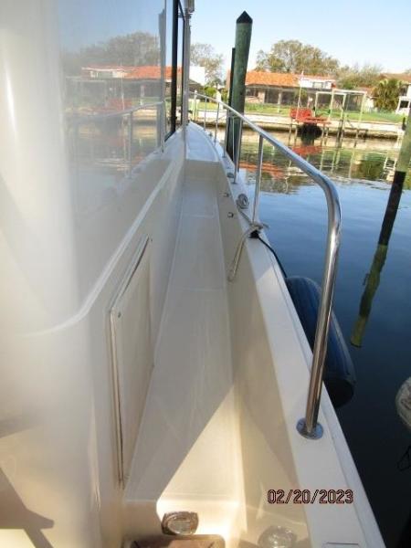 43' Mainship starboard side deck1
