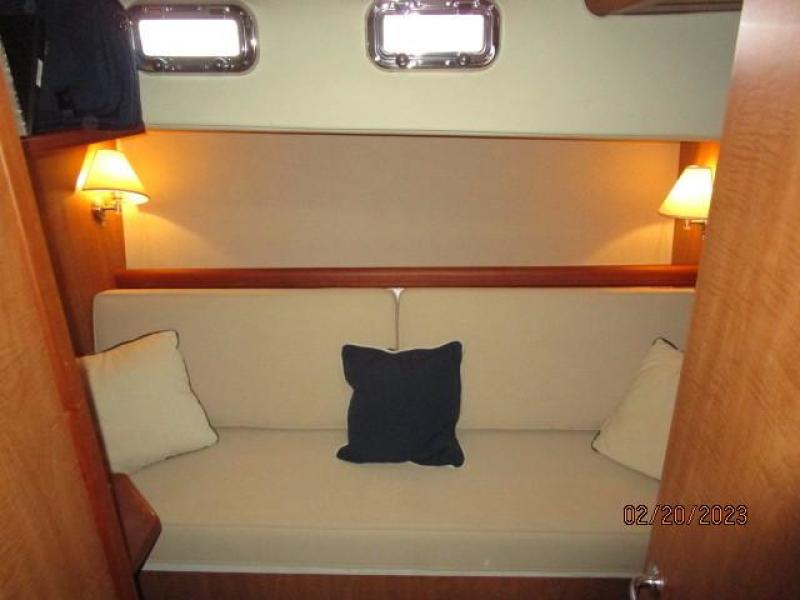 43' Mainship guest stateroom
