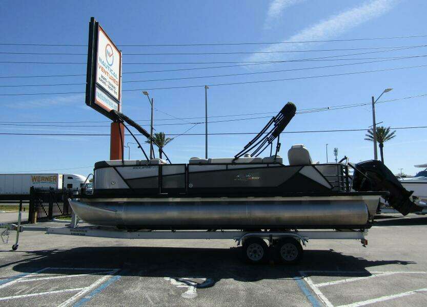 25ft SunChaser Yacht For Sale