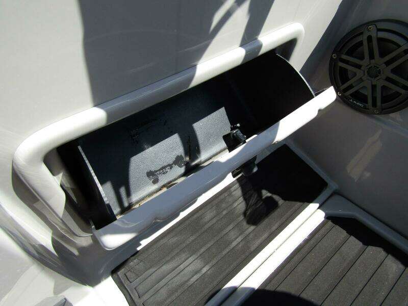 25ft SunChaser Yacht For Sale