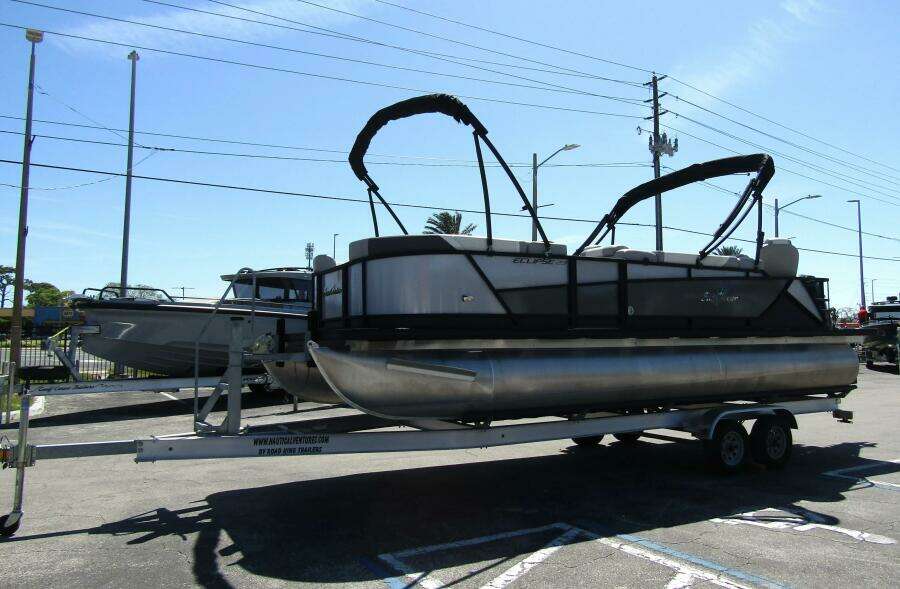 25ft SunChaser Yacht For Sale