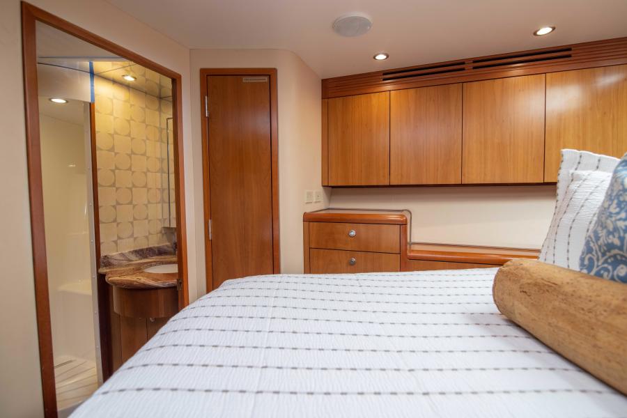 Hatteras 68 Iona Louise - VIP Stateroom, Walkaround Berth, Entrance to Head