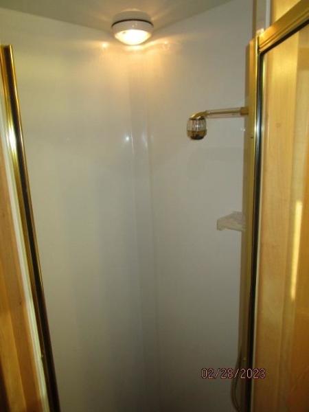 48' Navigator guest stateroom shower