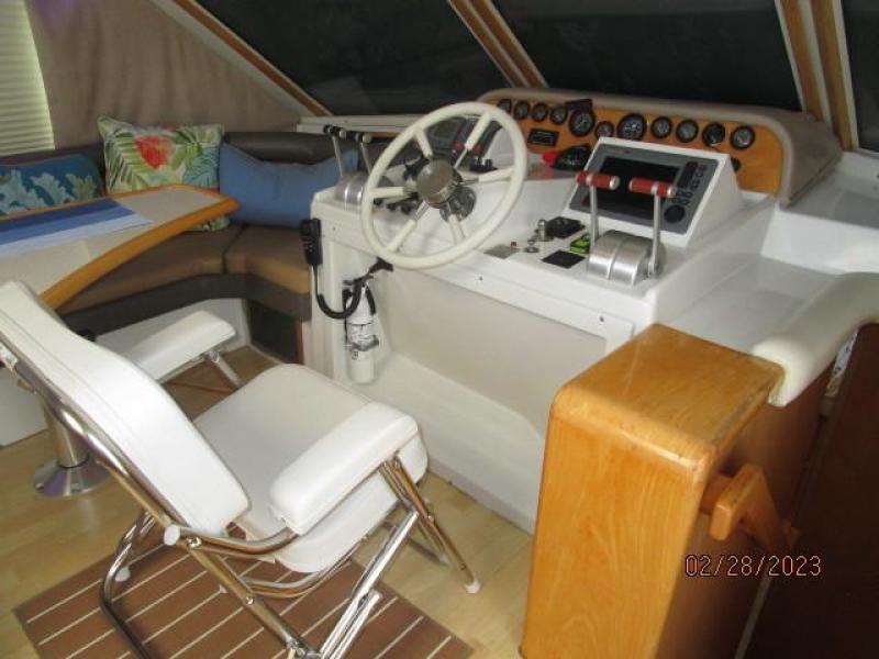 48' Navigator pilothouse helm1