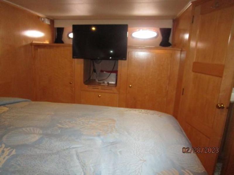 48' Navigator master stateroom port