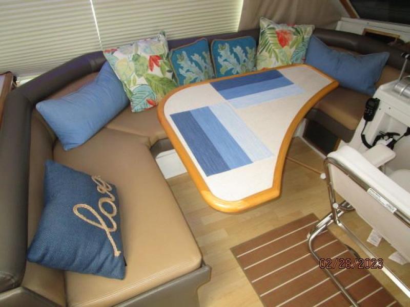 48' Navigator pilothouse seating